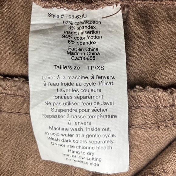 Thyme Maternity Capris With Front & Back Button Pockets - Picture 4 of 4